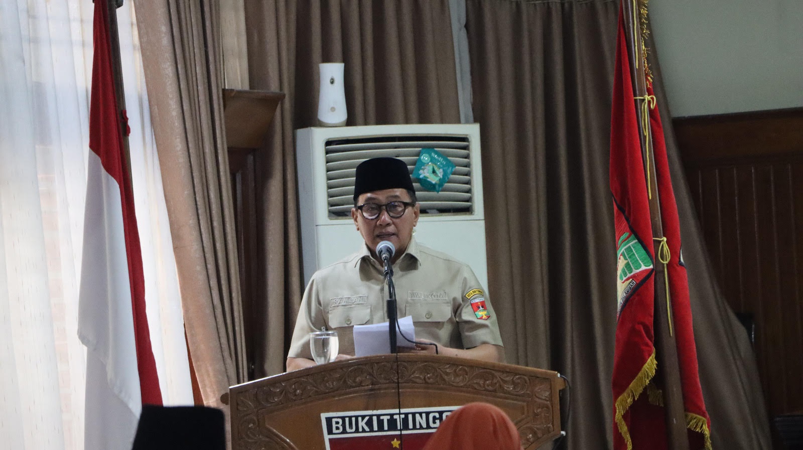 KOMITMEN: Wali Kota Bukittinggi, Ramlan Nurmatias, memberikan keterangan kepada media usai penandatanganan Perjanjian Kerja Sama Optimalisasi Pemungutan Pajak Pusat dan Daerah, Kamis (16/10).