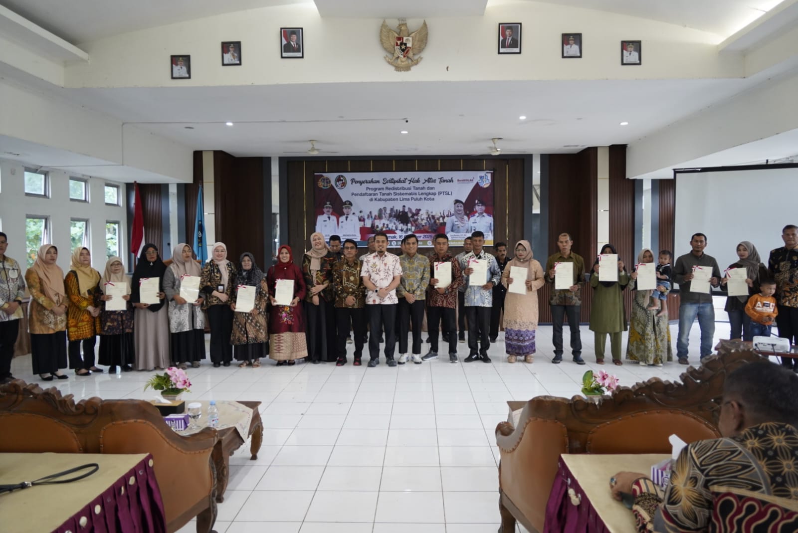 BPN serahkan sertipikat tanah kepada warga Limapuluh Kota untuk memperkuat kepastian hukum, dorong produktivitas lahan, dan kesejahteraan masyarakat.