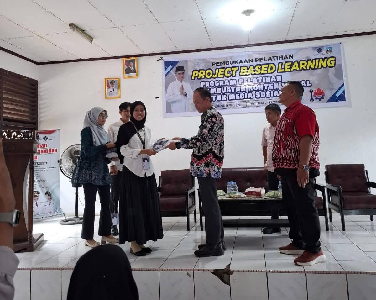 Dinas Tenaga Kerja dan Transmigrasi Kabupaten Dharmasraya menggelar Pelatihan PBL Pembuatan Konten Visual untuk Media Sosial Gelombang II di Aula UPT BLK Dharmasraya, Kamis (16/10).