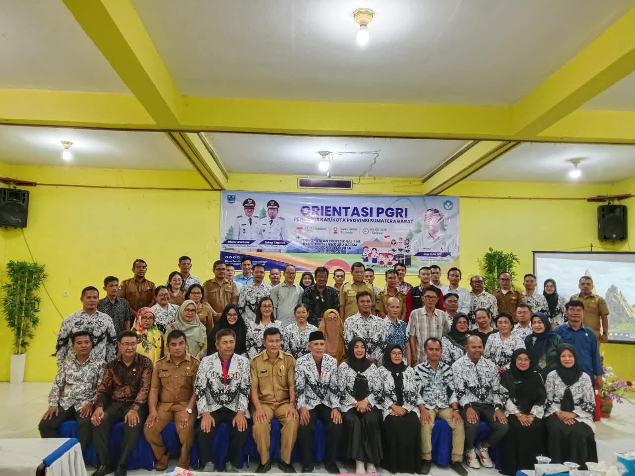 Plt Kepala Dinas Pendidikan dan Kebudayaan Mentawai, Job Sirirui terpilih secara aklamasi sebagai Ketua PGRI Kabupaten Kepulauan Mentawai periode 2025&ndash;2030, Selasa (14/10).