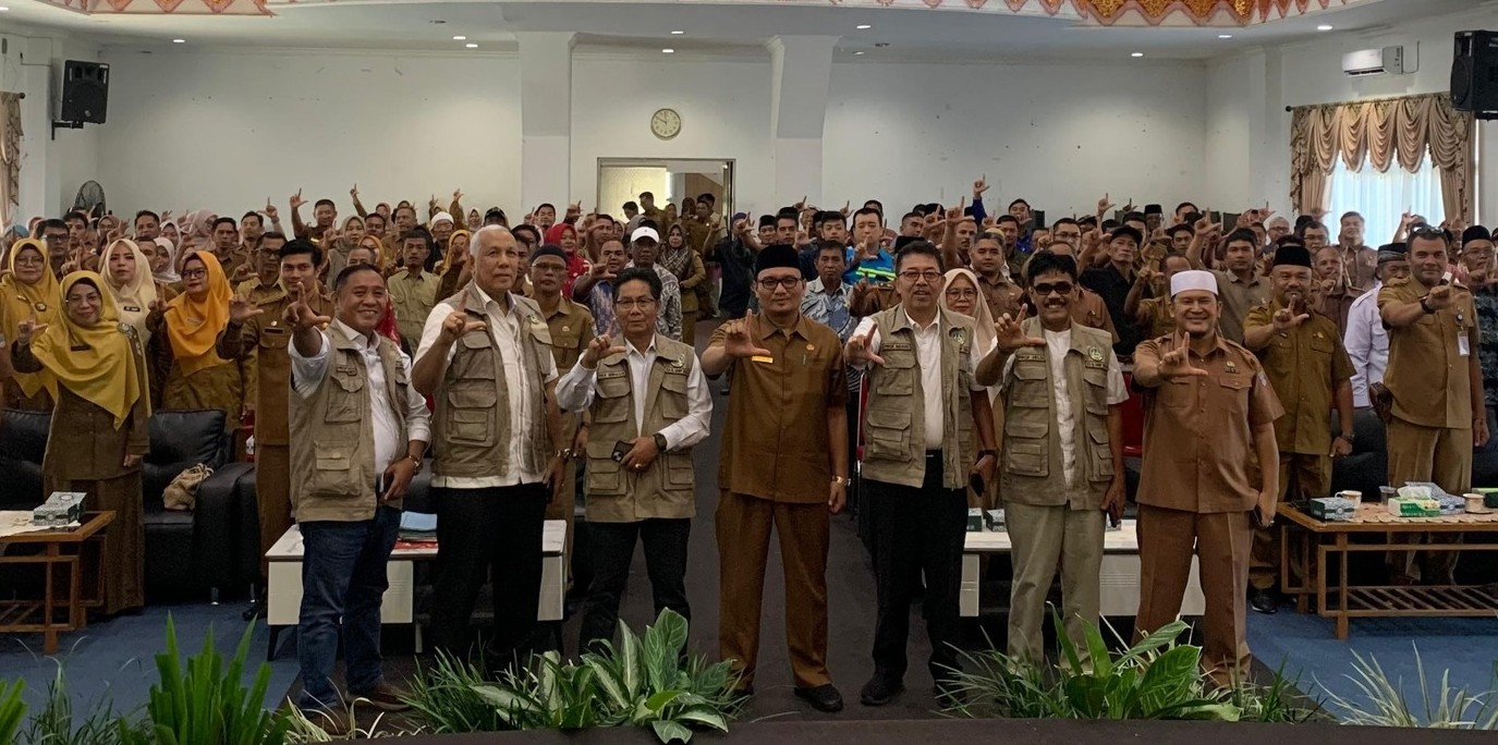 Pembukaan FGD Strategi Kebijakan Pengelolaan Sampah Berkelanjutan Kolaborasi Triple Helix, di Aula Kantor Bupati Pasbar, Selasa (14/10).