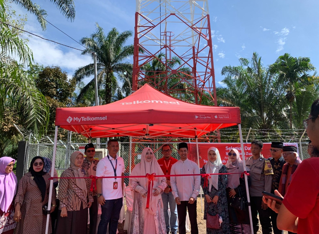 Anggota DPR RI Fraksi PKS, Hj. Nevi Zuairina, bersama perwakilan Telkomsel dan Pemkab Agam saat meresmikan BTS Telkomsel di Nagari Sitanang, Kecamatan Ampek Nagari.(Foto: Tim NZ)