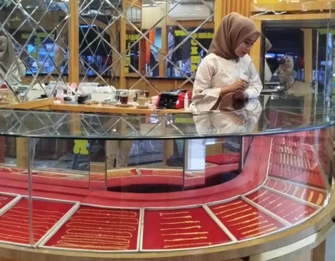Pemilik Toko Emas Cempaka di pasar tradisional Pulau Punjung, Kabupaten Dharmasraya sedang menunggu pembeli beberapa waktu lalu. (Foto: Zulfia Anita/Padek)