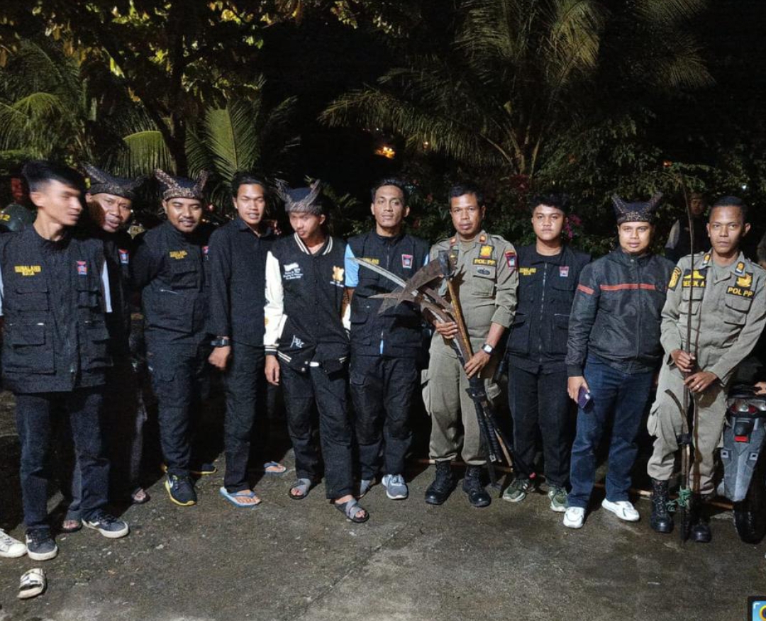 Satpol PP Padang bersama Tim Dubalang Kota amankan tujuh bilah senjata tajam usai menggagalkan aksi tawuran di Kecamatan Pauh, Sabtu (18/10/2025) dini hari.(Foto: Prokopim)