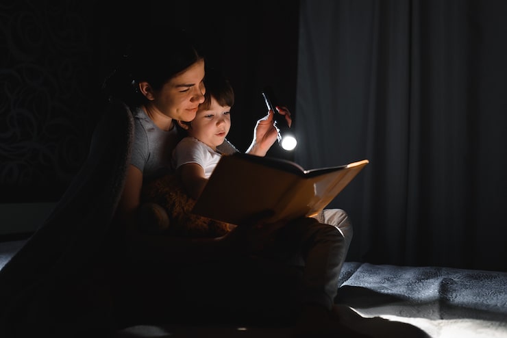 Studi internasional menunjukkan membaca sebelum tidur menurunkan stres hingga 68 persen, meningkatkan kualitas tidur, dan membantu menjaga kesehatan mental serta kognitif. (foto: Freepik)