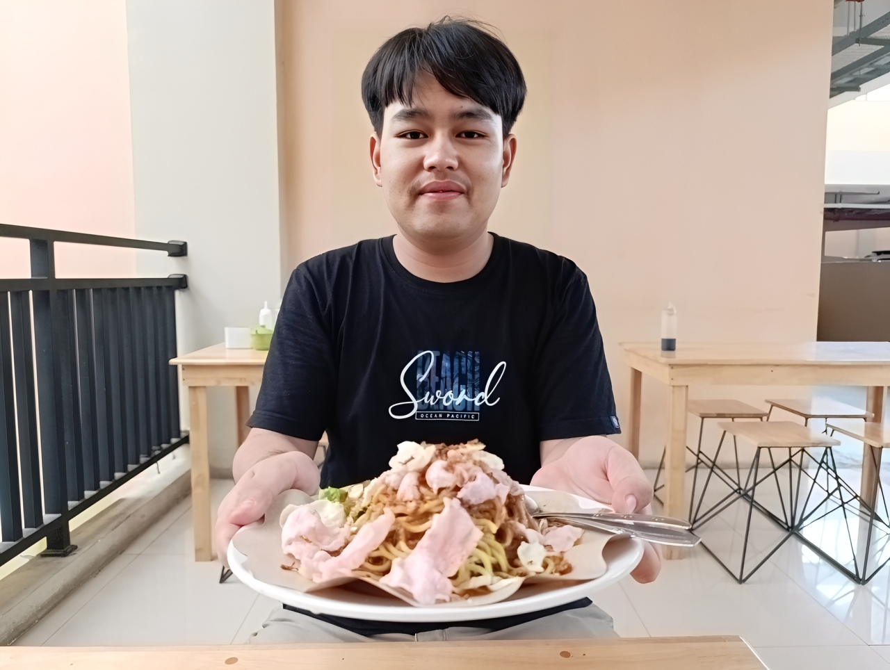 Fikru, cucu pemilik asli Bofet Garuda, memperlihatkan salah satu menu andalannya, Gado-gado, di Lantai II Fase VII, Pasar Raya Padang, Sabtu (18/10/2025).