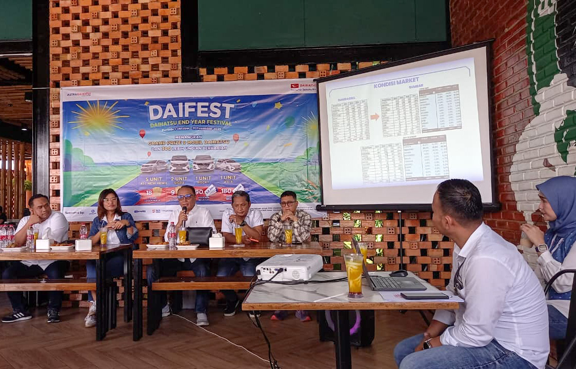 Kepala PT Capella Medan Cabang Padang, Ramlan Gazali, menjawab pertanyaan wartawan seputar program Daifest 2025, Sabtu (18/10).