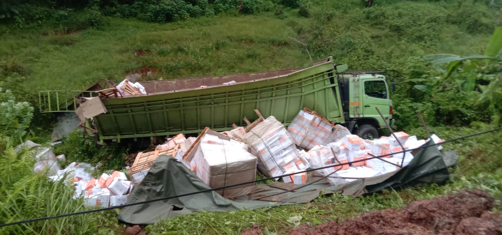 Kecelakaan tunggal truk bermuatan kertas HVS di Jalan Sumbar&ndash;Riau KM 180, Pangkalan Koto Baru, Minggu (19/10/2025). (Foto: Satlantas Polres Limapuluh Kota)