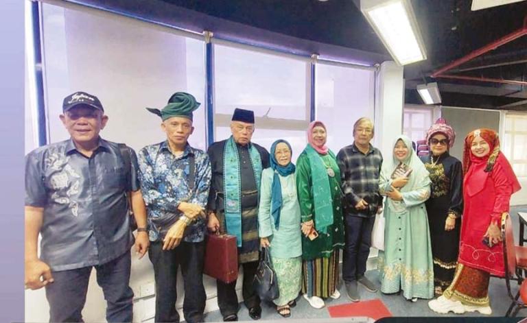 SUKSES : Para pegiat literasi Sumbar saat tampil di Malaysia.