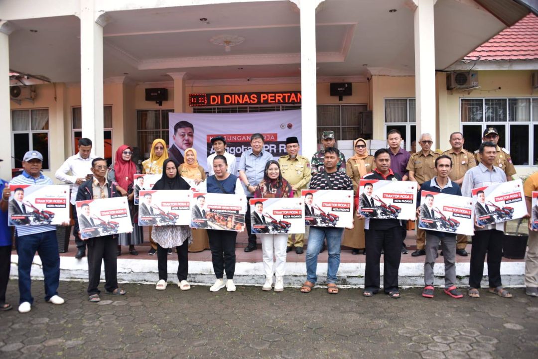 Wakil Wali Kota Padang Maigus Nasir bersama Anggota Komisi IV DPR RI, Alex Indra Lukman menyerahkan bantuan alsintan di Halaman Kantor Dinas Pertanian Padang, Senin (20/10/2025).