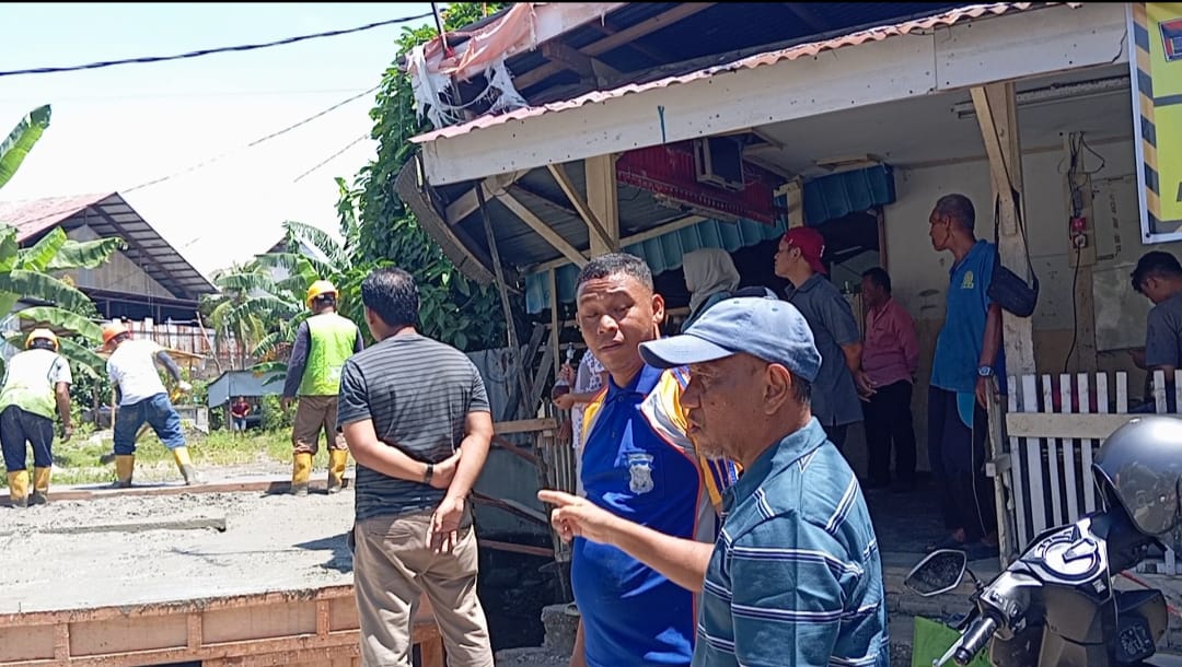 Anggota DPRD Kota Padang, Rusdi, memantau pengerjaan jembatan di RW 04 Kelurahan Banuaran Nan XX, Kecamatan Lubukbegalung, Kota Padang.