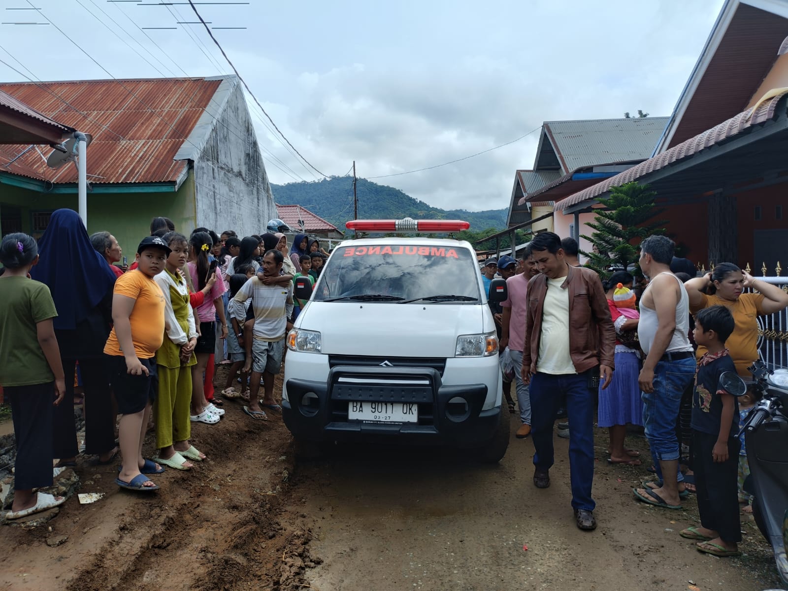 Warga Gang Bandes Cengkeh, Kelurahan Cengkeh Nan XX, Kecamatan Lubukbegalung, Kota Padang, berkerumun di TKP, Minggu (19/10/2025).