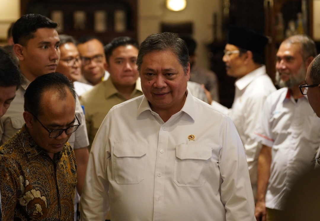 Menko Airlangga Hartarto saat peluncuran Program BLT Kesejahteraan Rakyat dan Program Magang Lulusan Perguruan Tinggi, di Kantor Pos Indonesia Cabang Cikini, Jumat (17/10/2025). (Foto: Humas)