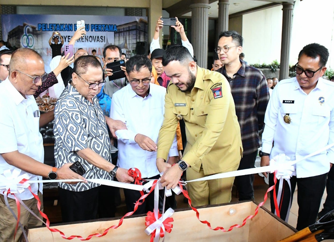 Wali Kota Padang Fadly Amran bersama Ketua Umum DPP Gebu Minang Oesman Sapta saat peletakan batu pertama revitalisasi Hotel Bumi Minang yang kini dikelola OSO Group, Senin (20/10/2025).(Foto: Prokopim