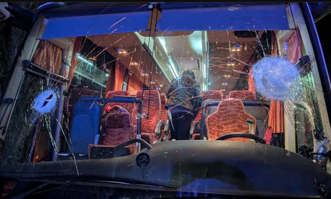 Kaca depan bus pendukung Pistoia Basket tampak pecah akibat lemparan batu di Rieti, Italia. Insiden ini menewaskan sopir kedua bus setelah laga Serie A2 Basket.(Foto: X via Euro Sport)