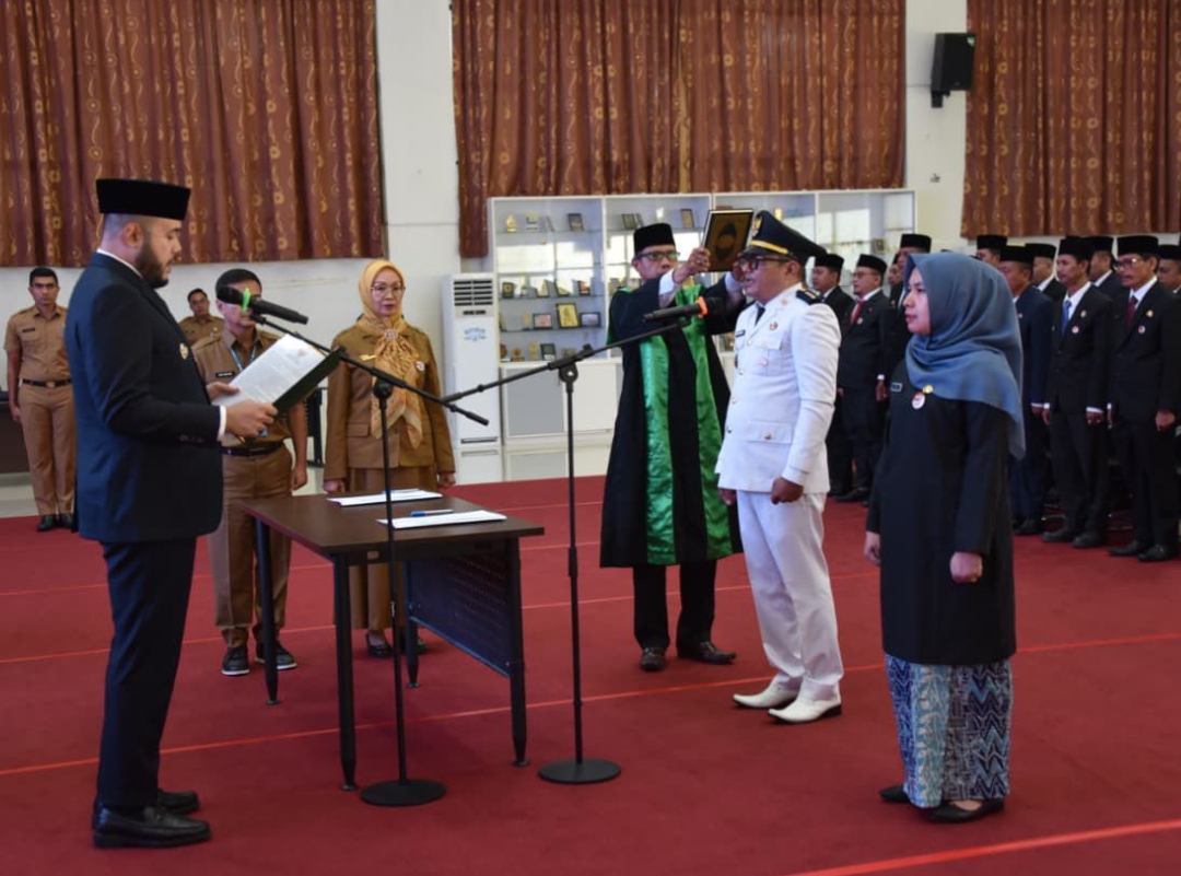 Wali Kota Padang Fadly Amran melantik 122 pejabat administrator dan pengawas di lingkungan Pemerintah Kota Padang, di Ruang Bagindo Aziz Chan, Balai Kota Padang, Aie Pacah, Senin (20/10/2025).(Fotrok)