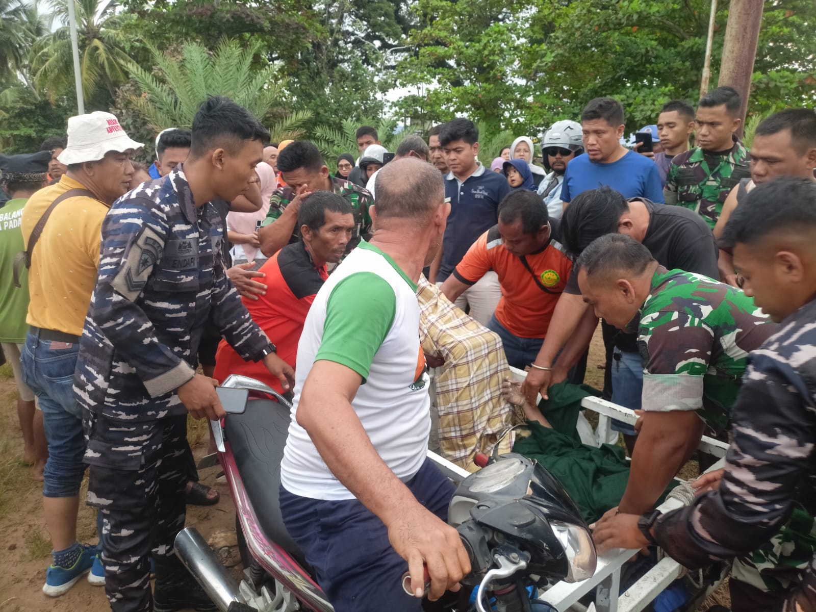 Seorang pelajar, Mersel (17), yang hilang terseret ombak di Pantai Padang, ditemukan meninggal dunia, Senin (20/10/2025). Tim gabungan menemukan korban 100 M dari LKP.