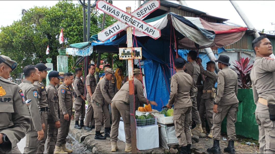Satpol PP Padang menertibkan PKL di Lapai yang memakai trotoar dan bahu jalan untuk berdagang demi menjaga ketertiban dan keindahan kota.