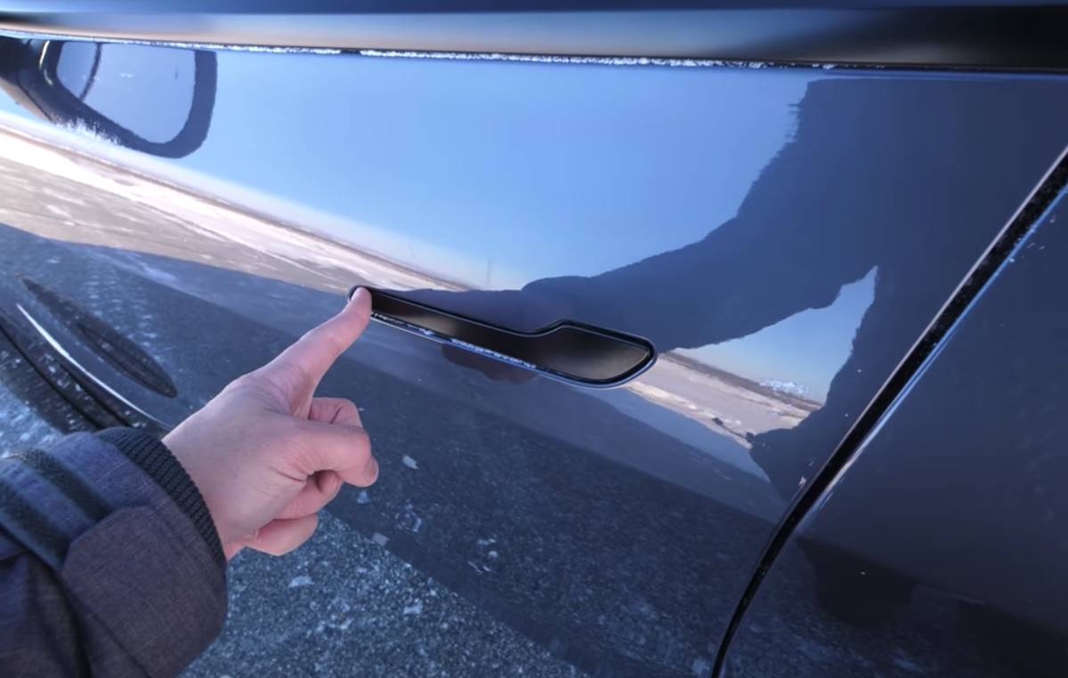 China siapkan aturan keselamatan kendaraan baru yang mewajibkan pegangan pintu manual, berpotensi memaksa Tesla ubah desain futuristik khasnya mulai 2027. (foto: autofun)