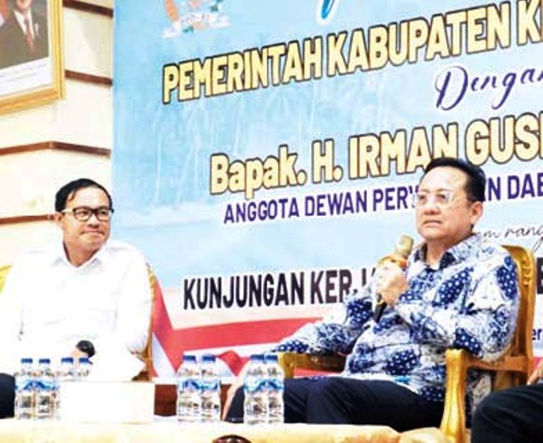 MAJUKAN MENTAWAI: Senator Irman Gusman disaksikan Bupati Kepulauan Mentawai Rinto Wardana Samaloisa, memaparkan komitmennya mendorong percepatan pembangunan Bumi Sikerei.