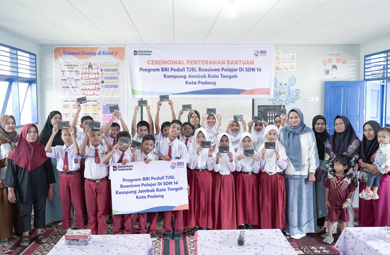 BRI Peduli menyalurkan beasiswa senilai Rp2,5 juta untuk 20 pelajar SDN 14 Kampung Jambak Padang, Senin (20/10/2025).