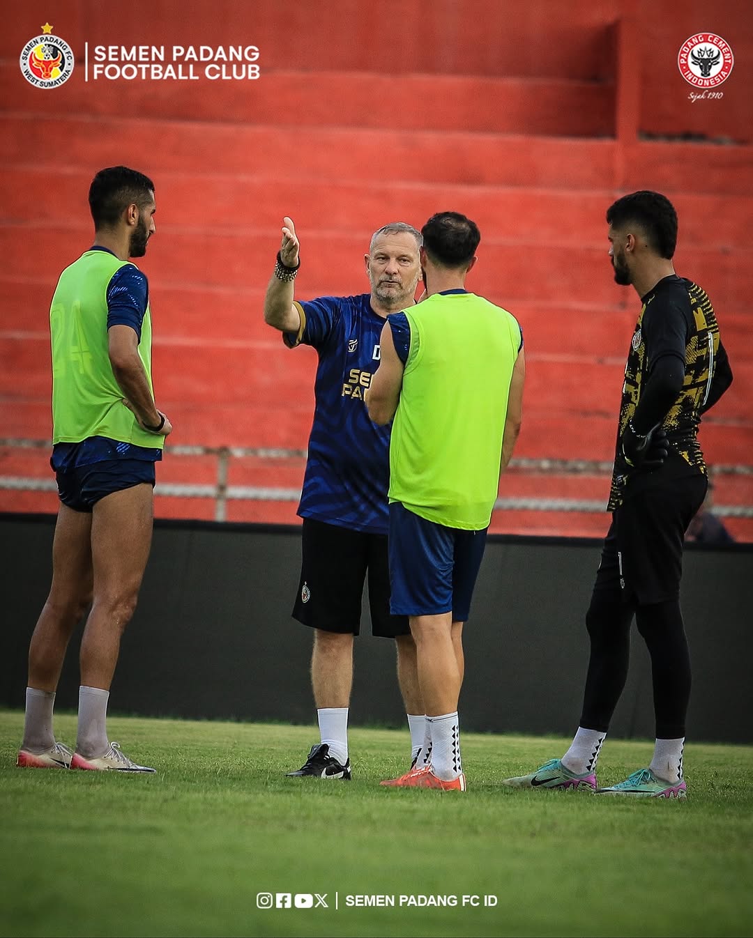 Dejan Antonic saat memberikan arahan kepada para pemain asing Semen Padang FC.