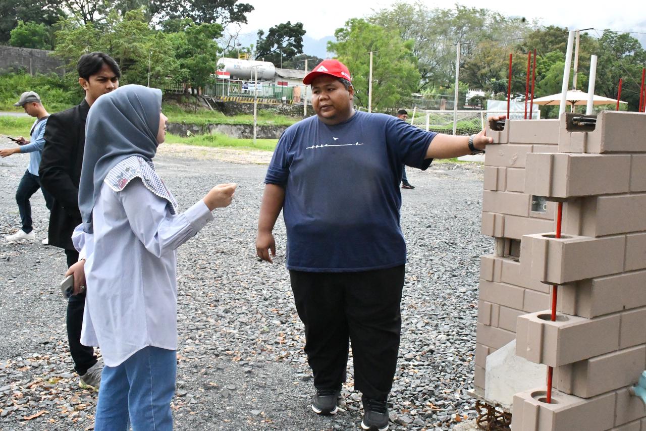 Staf Unit Produksi BIP & Aplikasi PT Semen Padang, Zulfikar, menjelaskan penggunaan SEPABLOCK mampu menekan biaya pembangunan hingga 10 persen dibandingkan material konvensional seperti bata merah.
