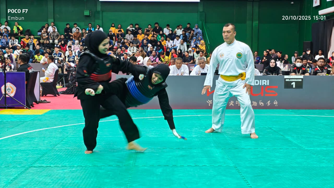 Pesilat putri Sumbar Paula Listi di Kelas C Putri membanting pesilat Maluku, Eka P. Dewi Polpoke. Paula menang mutlak atas40&ndash;10. (Foto Humas KONI Sumbar)
