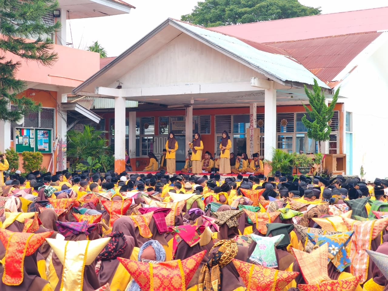ANTUSIAS: Para siswa SMPN 30 Padang terlihat antusias dalam kegiatan berbudaya Minang.