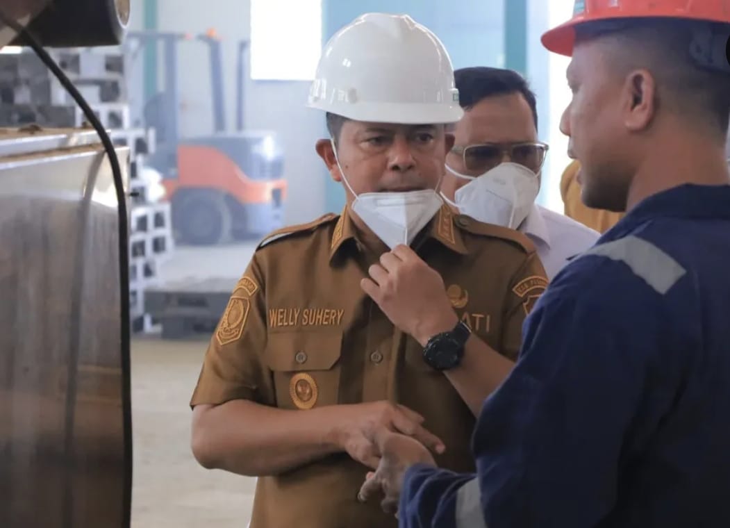 PRESTASI: Bupati Pasaman Welly Suhery dalam kunjungan lapangannya di salah nagari di Pasaman beberapa waktu lalu.