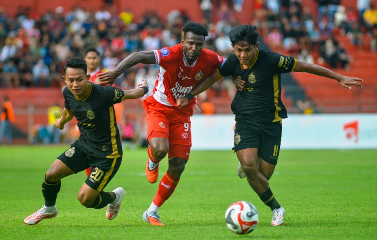 SULIT LEPAS: Penyerang Semen Padang FC Cornelius Stewart (tengah) berebut bola dengan dua pemain Bhayangkara Presisi Lampung FC pada pertandingan lanjutan Indonesia Super League.