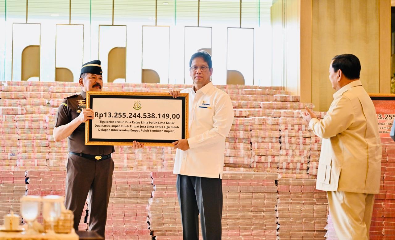 PULIHKAN KERUGIAN: Jaksa Agung ST Burhanuddin menyerahkan uang hasil rampasan kasus korupsi kepada Menteri Keuangan Purbaya Yudhi Sadewa, kemarin.