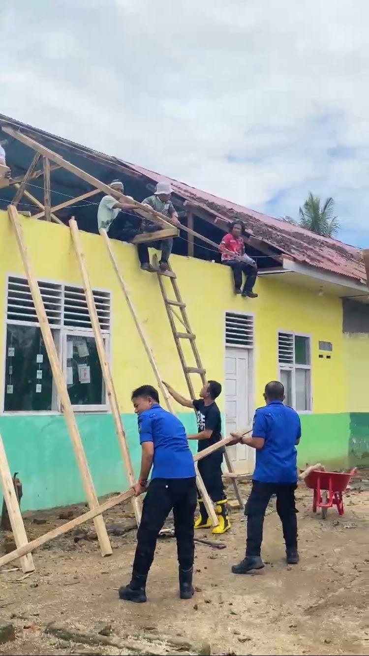 GERAK CEPAT: Petugas Damkar Limapuluh Kota bersama warga dan aparat terkait saat bergotong royong memperbaiki ruang kelas SDN 01 Bukit Limbuku yang rusak akibat tertimpa pohon tumbang.