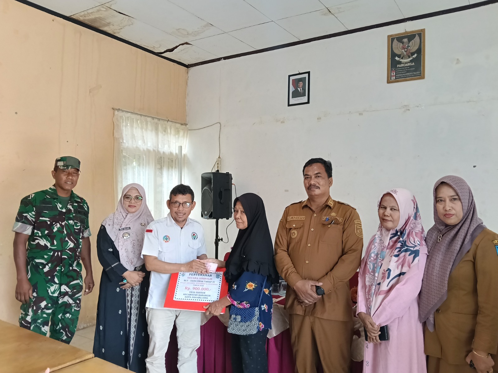 Pemerintah Desa Santur, Sawahlunto, menyalurkan BLT Dana Desa tahap IV 2025 untuk 35 keluarga penerima manfaat sebesar Rp300 ribu per bulan.