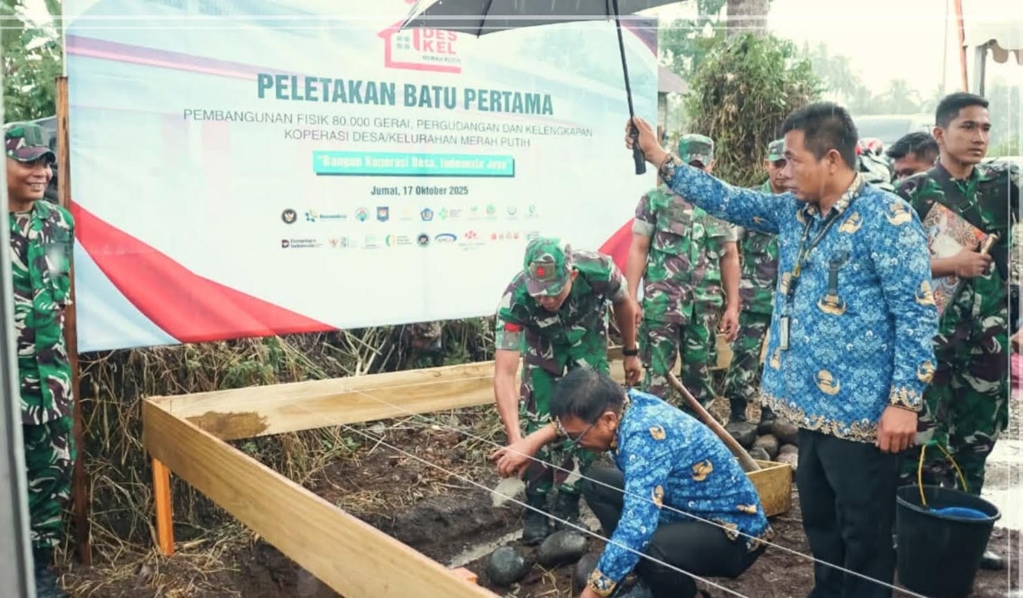 DUKUNGAN: Bupati Solok Selatan bersama Dandim 0309/Solok meletakkan batu pertama pembangunan gudang Koperasi Desa Merah Putih di Jorong Koto Tinggi, Nagari Lubuk Gadang,  Sangir, Senin (21/10).