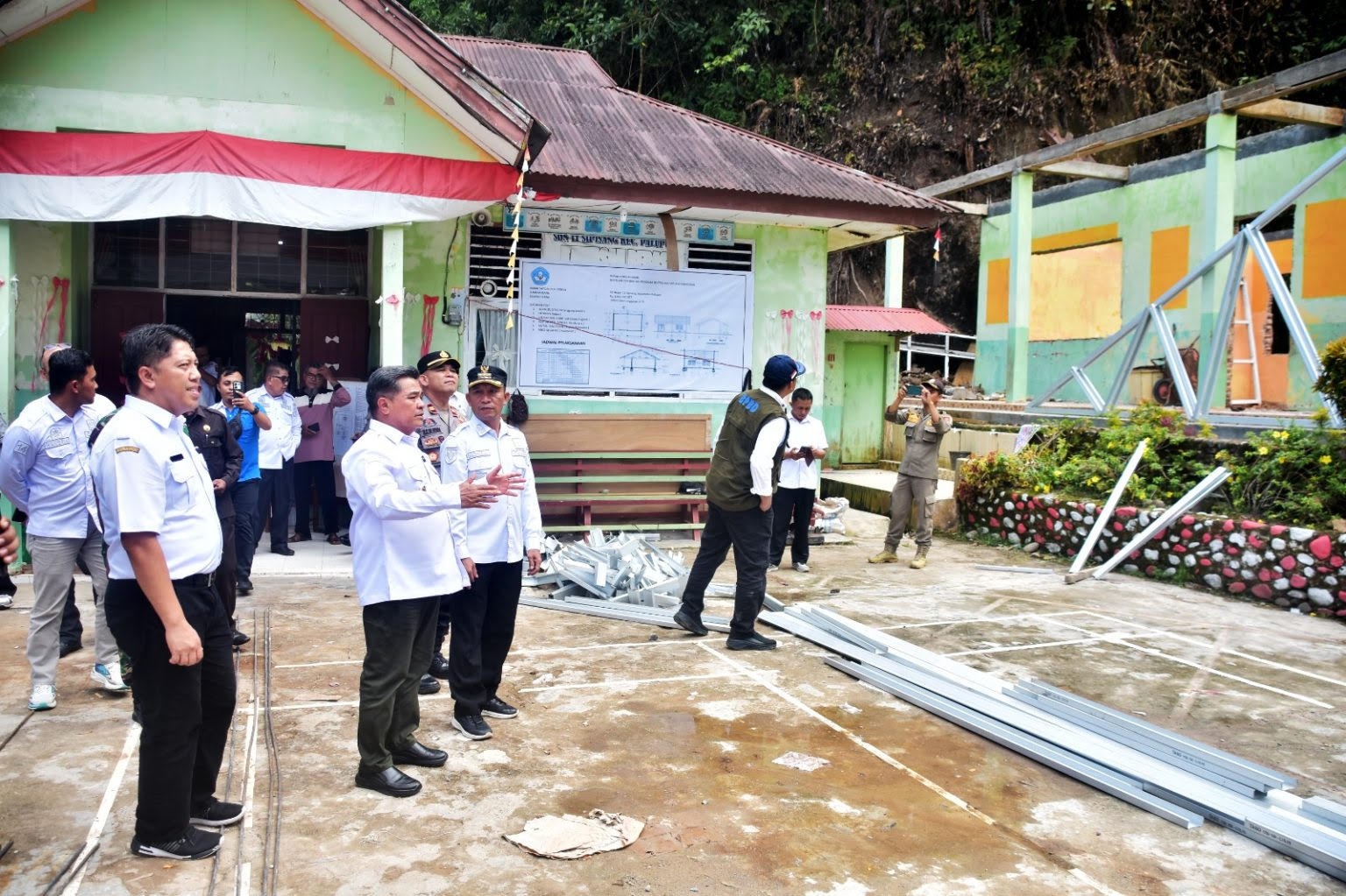 PEMERATAAN PEMBANGUNAN: Bupati Agam Benni Warlis saat kunjungan kerja ke Kecamatan Palupuh, baru-baru ini.