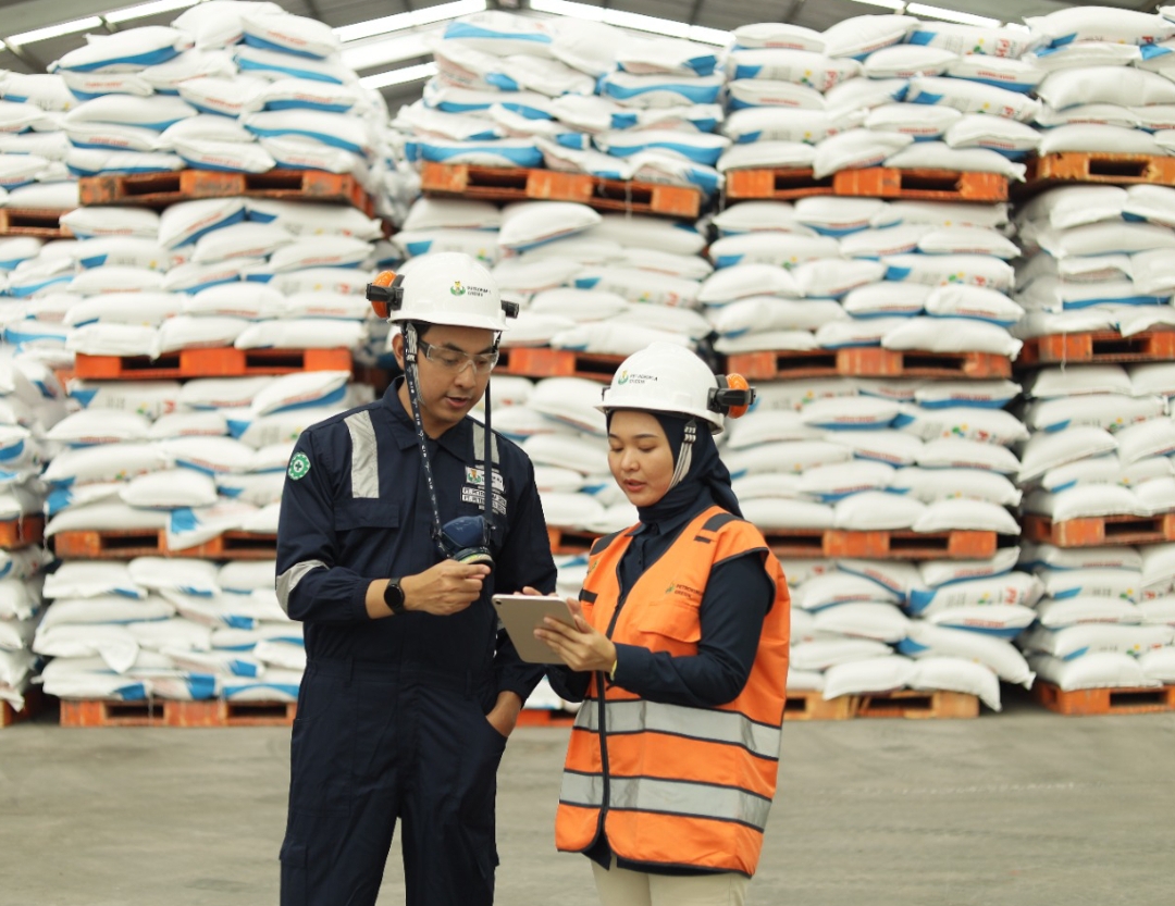Distribusi pupuk subsidi tepat waktu dari Pupuk Indonesia mendukung produktivitas pertanian nasional di masa pemerintahan Prabowo-Gibran. (Foto: Corcom PI)