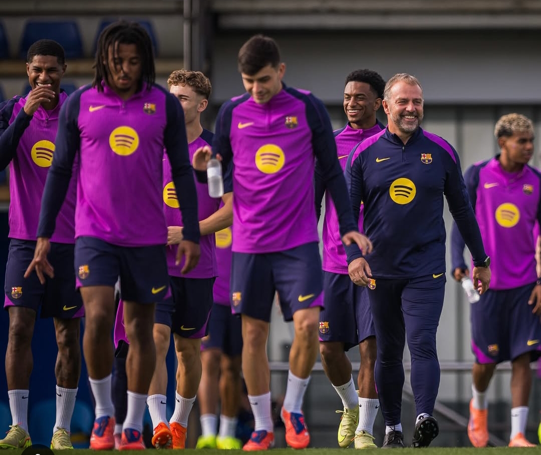 Pelatih Barcelona Hansi Flick memimpin sesi latihan tim di Estadi Ol&iacute;mpic Llu&iacute;s Companys jelang laga Liga Champions kontra Olympiacos, Selasa (21/10/2025).(Foto: Instagram @fcbarcelona)