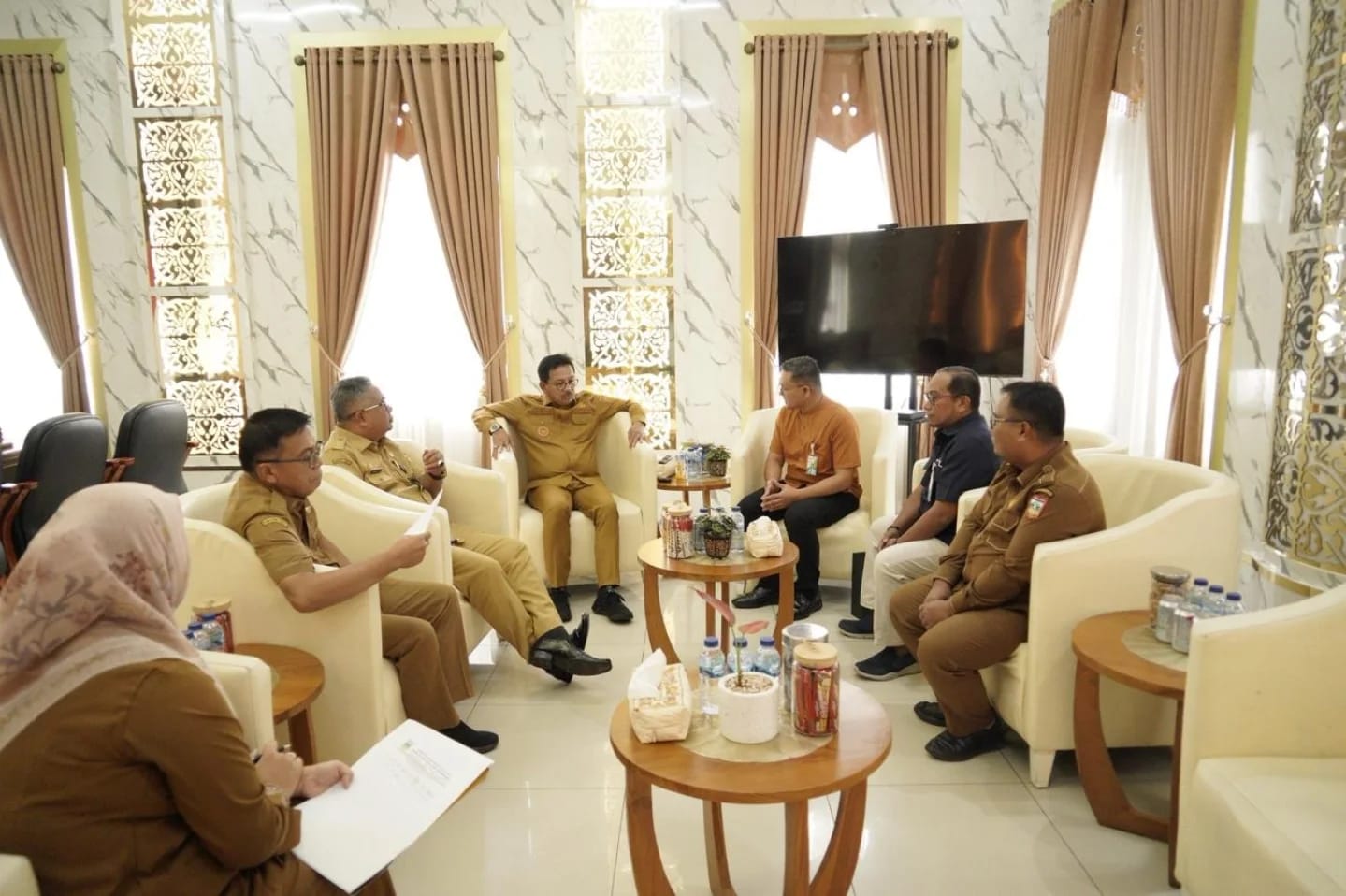 BPJS Ketenagakerjaan Cabang Solok melakukan audiensi dengan Bupati Solok Selatan, Khairunas, guna melaporkan perkembangan kepesertaan program jaminan sosial ketenagakerjaan di daerah tersebut.