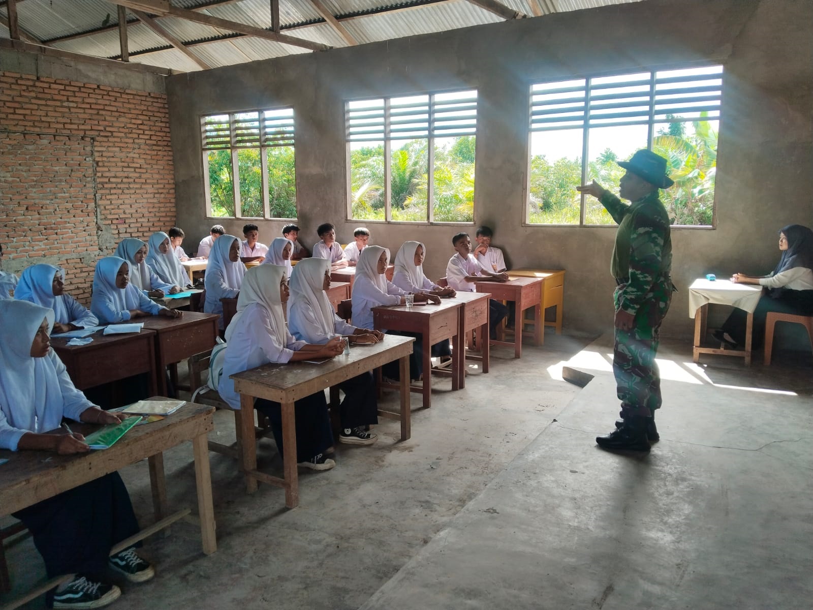 MENGINSPIRASI: Kapten Inf Jarmen dari Kodim 0305 Pasaman memberikan motivasi kepada siswa-siswi SMP Harapan Mandiangin, Nagari Katiagan, Pasaman Barat, dalam rangka kegiatan TMMD ke-126.