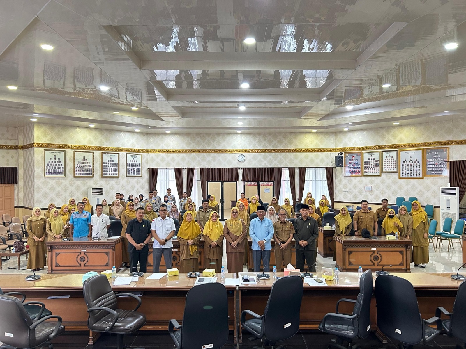 TAMPUNG ASPIRASI: Komisi I DPRD Kabupaten Agam berfoto bersama sejumlah tenaga honorer non-database usai rapat kerja terkait pengusulan PPPK paruh waktu, di Aula Utama DPRD Agam, Senin (20/10).