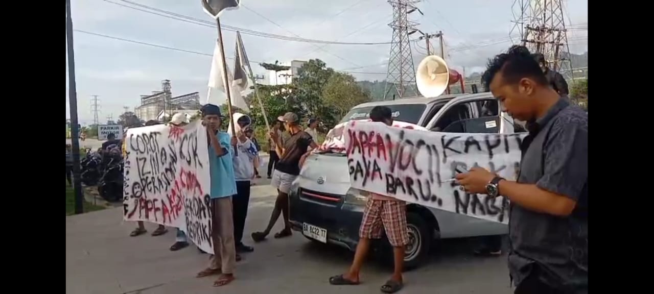Puluhan massa demo PT Japfa Comfeed Sumbar, Selasa (21/10/2025), desak audit dugaan monopoli ayam, tuntut keadilan pangan dan audit lingkungan di Padangpariaman.