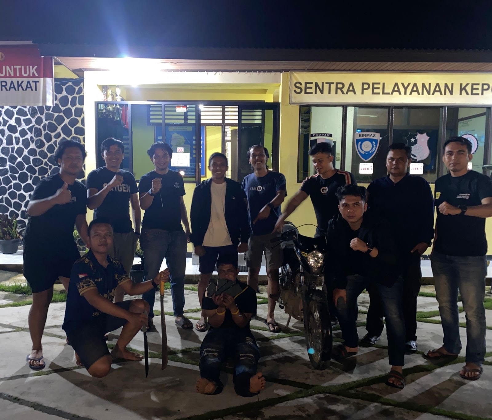 TIDAK BERKUTIK: Petugas Polsek Guguak dan Tim Opsnal Satreskrim Polres Limapuluh Kota menunjukkan barang bukti hasil curian yang berhasil diamankan dari tangan tersangka A.