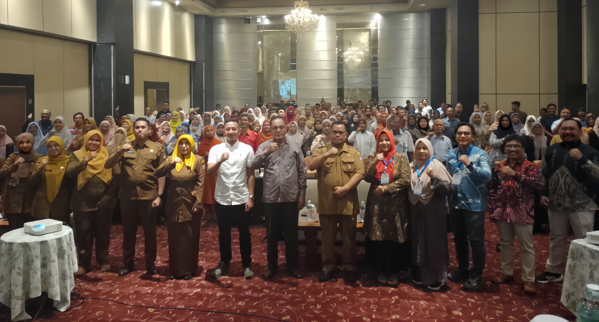 Pemko Padang melalui Dinas Koperasi dan UKM menggelar Diklat dan Sertifikasi Uji Kompetensi bagi pengurus koperasi konvensional dan syariah di Hotel Axana Padang, Selasa (21/10/2025).