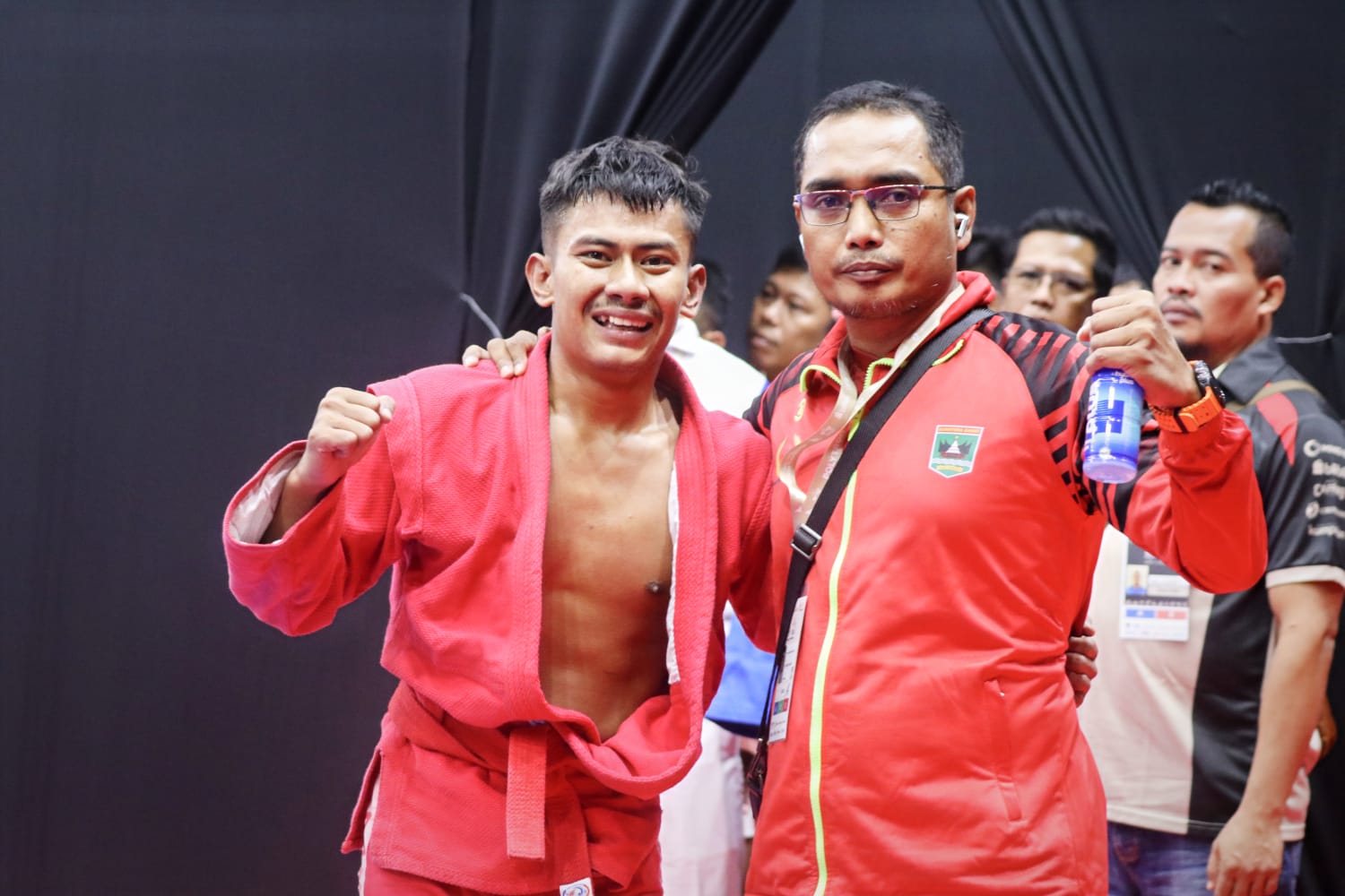 Pelatih Sambo Sumbar Hendri Gusman Darma bersama peraih emas pertama Sambo di PON Beladiri, Yusril Mahendra. (dok. Humas KONI Sumbar)