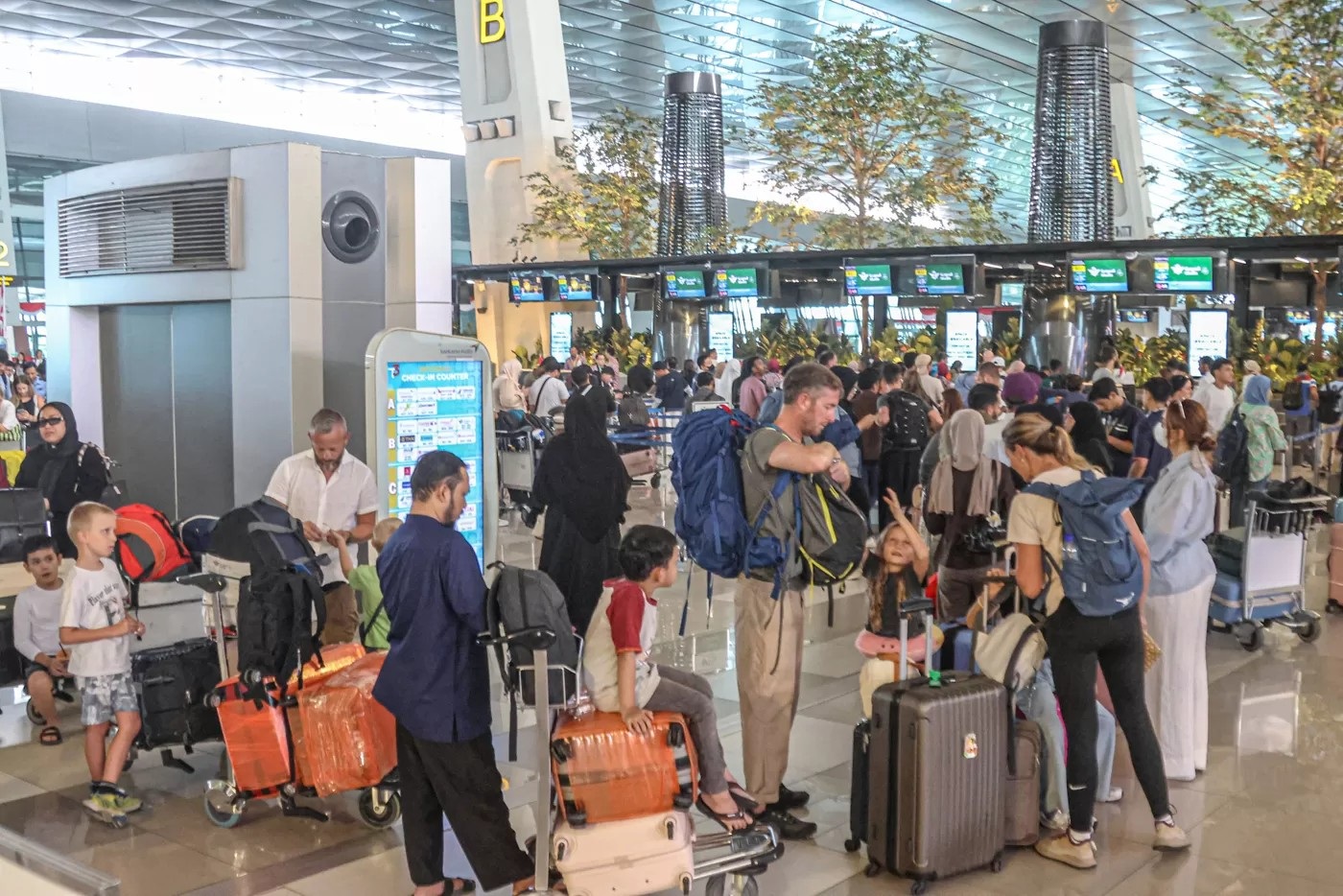 Sejumlah penumpang pesawat mengantre di conter check-in Terminal 3, Bandara Soekarno-Hatta, Tangerang.