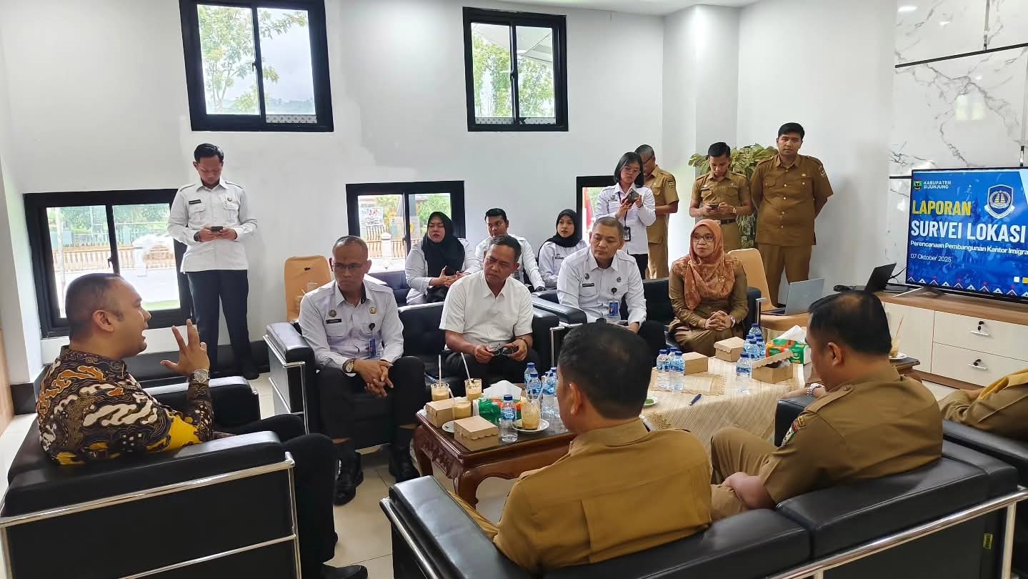 TINJAUAN: Bupati Sijunjung Benny Dwifa Yuswir bersama Kakanwil Imigrasi Sumbar Nurudin saat berdiskusi terkait rencana Unit Kerja Keimigrasian (UKK) di Kantor Bupati Sijunjung, Selasa (22/10).