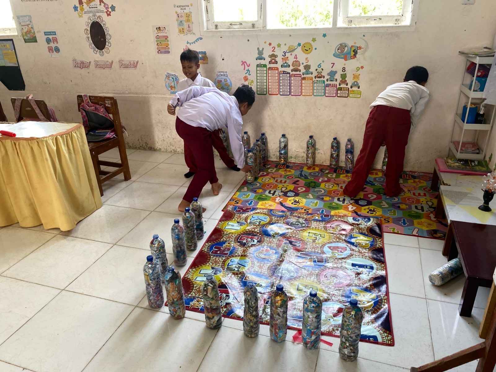 BERSEMANGAT: Sejumlah siswa UPT SDN 01 Bukik Limbuku saat mengikuti kegiatan di sekolah. Mereka berharap segera mendapatkan Program Makan Bergizi Gratis seperti sekolah lain di Limapuluh Kota.