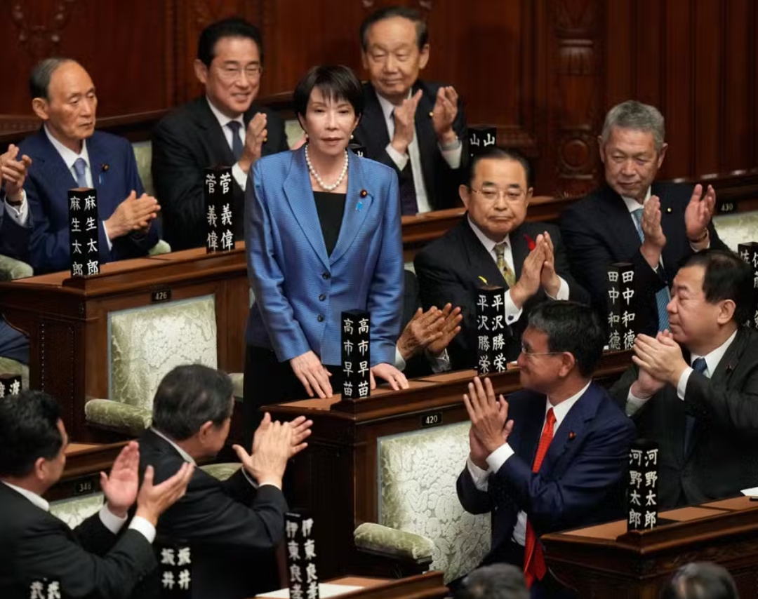 Anggota parlemen bertepuk tangan saat Sanae Takaichi (tengah) resmi terpilih sebagai Perdana Menteri Jepang dalam sidang Majelis Rendah di Tokyo, 21 Oktober 2025. (Foto: Eugene Hoshiko / AP)