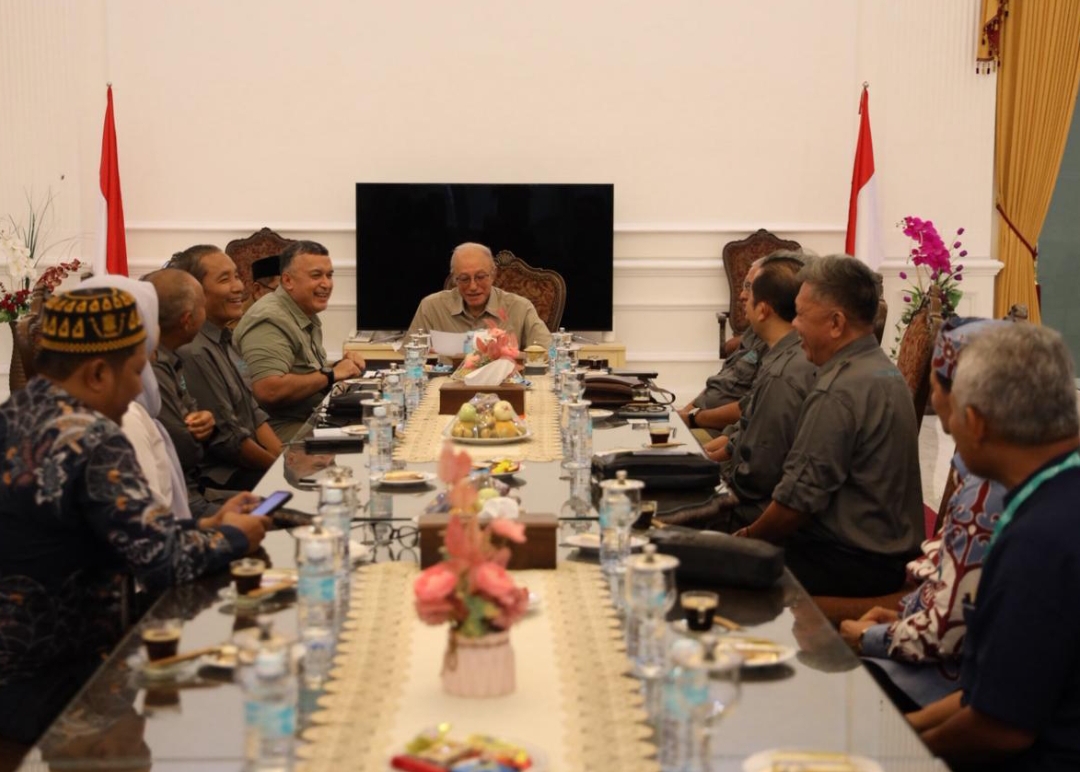 Wali Nanggroe Aceh Tgk. Malik Mahmud Al-Haythar menyampaikan kekhawatirannya terhadap dampak negatif media sosial bagi generasi muda di kediamannya, Banda Aceh, 21 Oktober 2025. (Foto: IST)